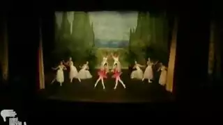 الراقصة النحيلة تحول أحلام أصدقائها الجنسية الأكثر جموحًا إلى حقيقة