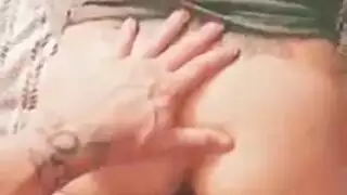 ألعاب جنسية كهربائية تجعل السحاقيات الموشومات تبلغ ذروتها معًا