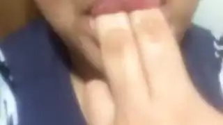 فتاة تبكي عند القذف داخلها