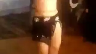 راقصة مثيرة تعرض حلماتها الصلبة وتصفع مؤخرتها المستديرة