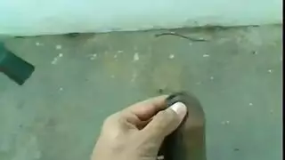 مستعرض يمارس العادة السرية ويقذف سائله في شارع مزدحم