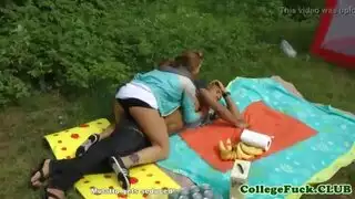 مداعبة شرجية علنية مع طالبة جامعية