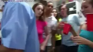 كريمبي في الفصل: الطالبات المشاغبات يبلعن السائل المنوي
