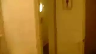 امرأة ممتلئة يتم اشباعها بقضيب أسود ضخم في علاقة جماعية صريحة