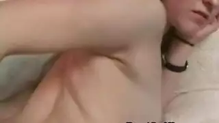 شاعر ضخم يضاجع مهبلًا ضيقًا بحمالة صدر حمراء وزرقاء مثيرة