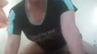 فتاه تصور نفسها وهي تبول
