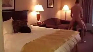 فتيش متطرف: عاهرة اللاتكس تحبر وتتعرض لغانغبانغ