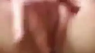 مراهقة شقراء تأخذ قضيبين أسودين في فتحاتها في مشهد ثنائي الاختراق صريح