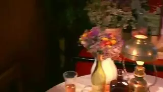 أب مخادع يملأ فرج كنته بينما الابن غائب