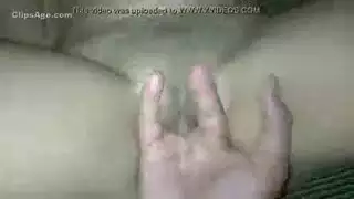 مراهقة صغيرة تلمس نفسها قبل مشهد جنس صعب