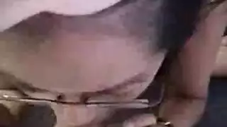 بالكاد قانوني سيدة سخيف شريكها الوسيم في آلة سخيفه أثناء امتصاص الديك الثابت