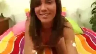 عاهرة مثارة تركع لقضيب صلب في الحمام