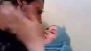 محجبة شقية تخون مع رجل أكبر ذي خبرة